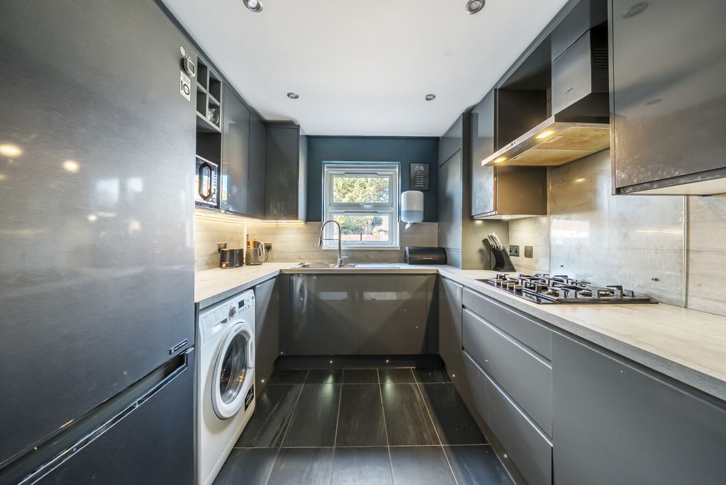 Property photo 3 of 12 1324211-10-686Ff0...