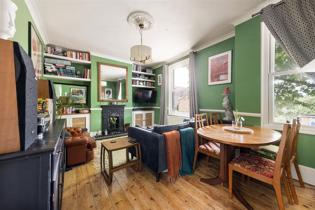 Property photo 2 of 18 Palmerston Road, E17