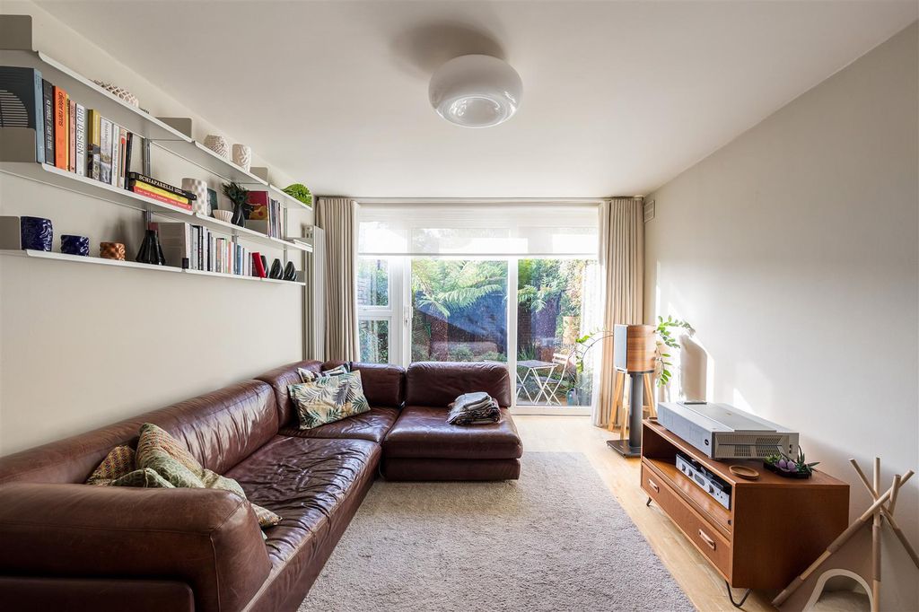 Property photo 2 of 22 Briggeford Close, E5