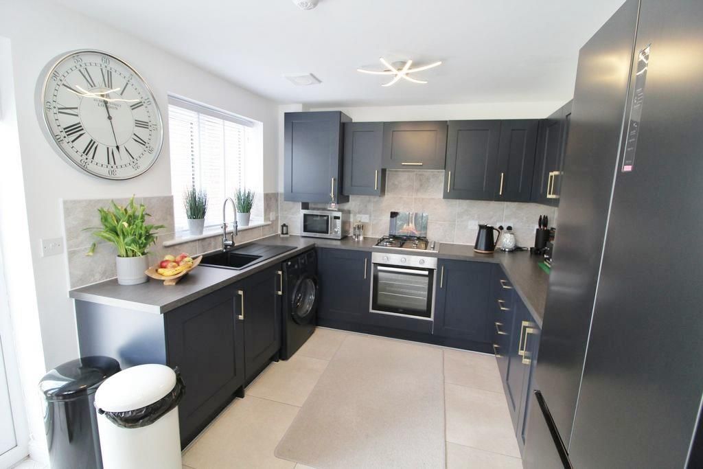 Property photo 3 of 15 Dining Kitchen