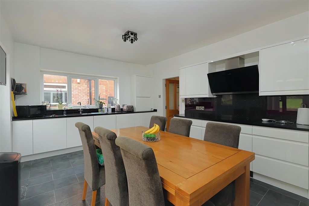 Property photo 2 of 17 Dining Kitchen