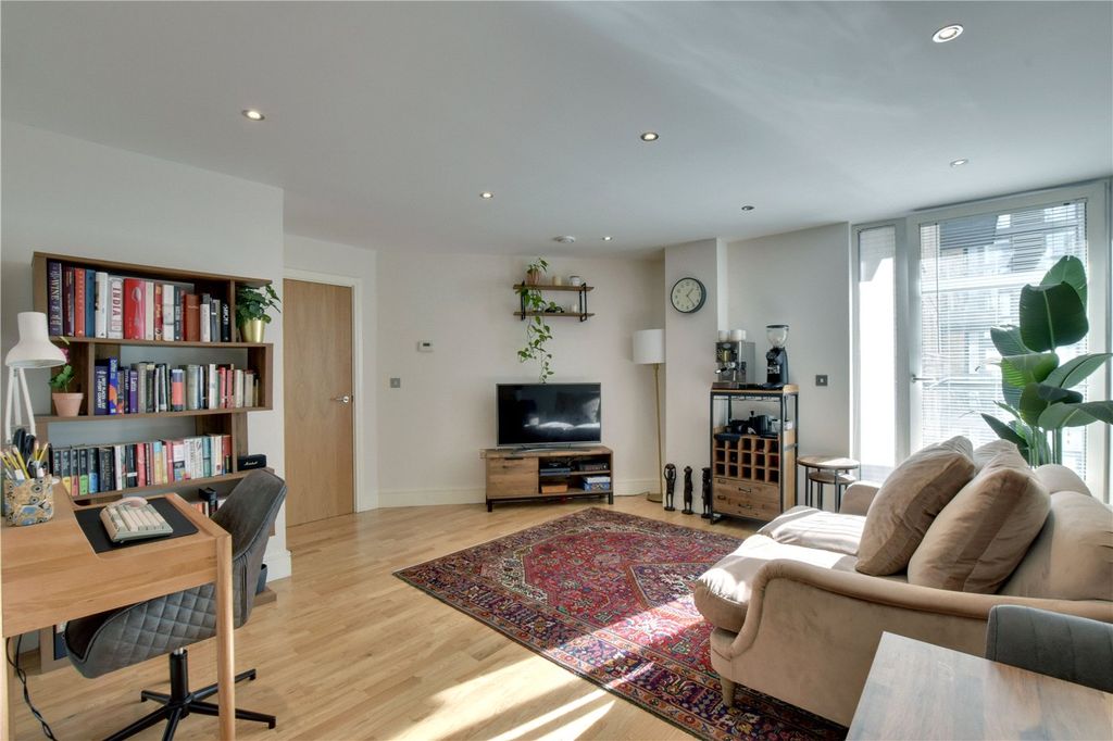 Property photo 2 of 18 Picture No. 12