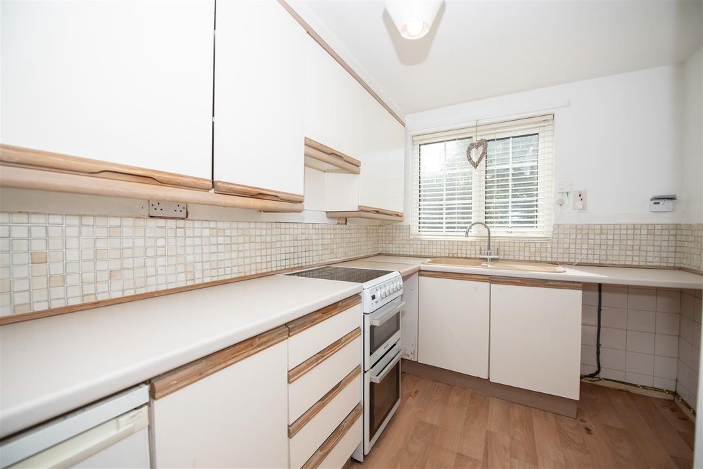 Property photo 3 of 7 Kitchen