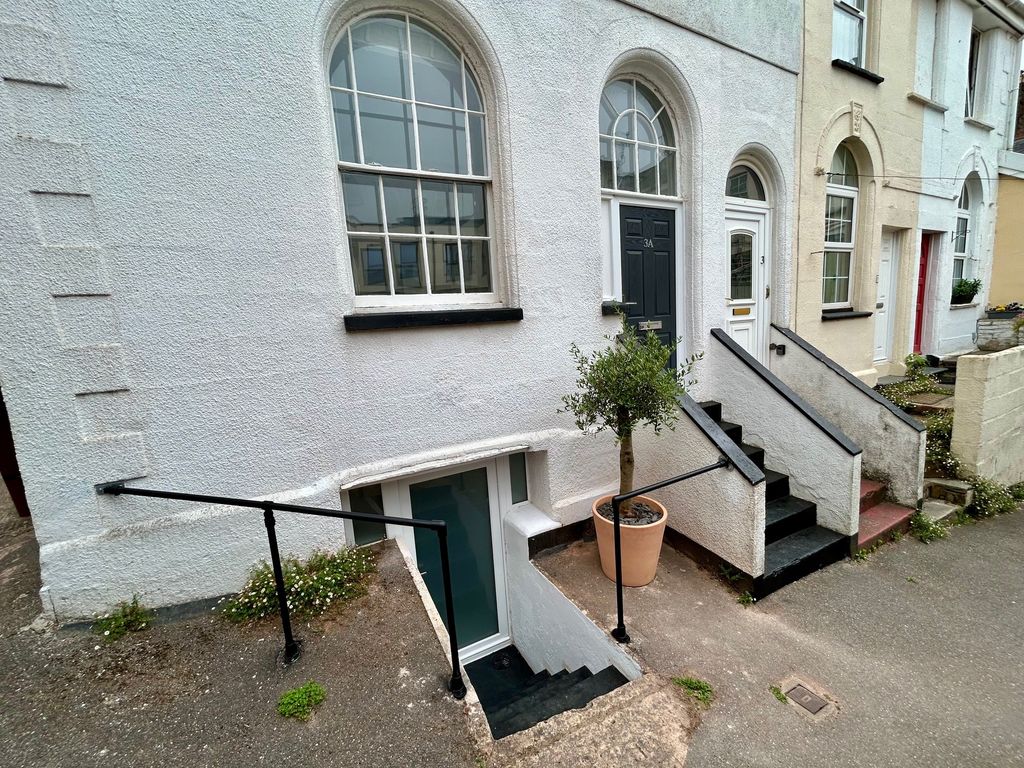 Property photo 2 of 10 Front