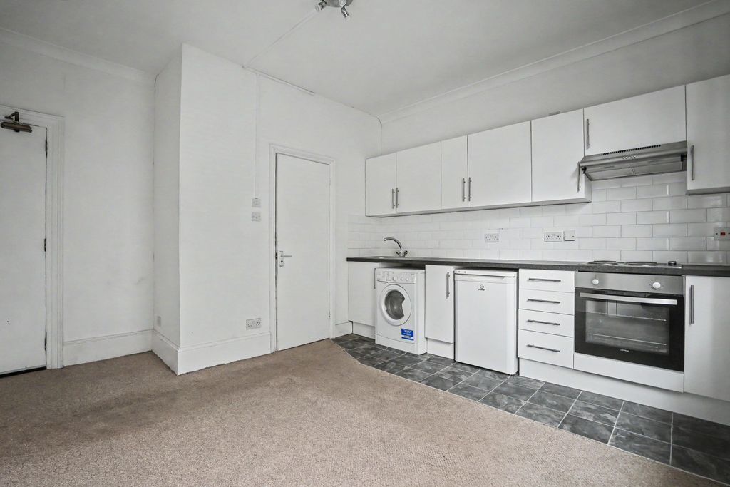 Property photo 3 of 10 Flat 5, 1 Borough Hill, Croydon, Cr0 4Lp
