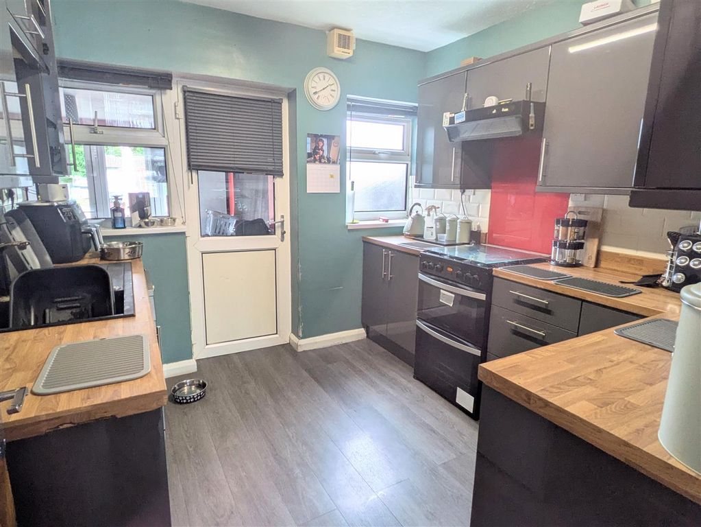 Property photo 3 of 11 Kitchen