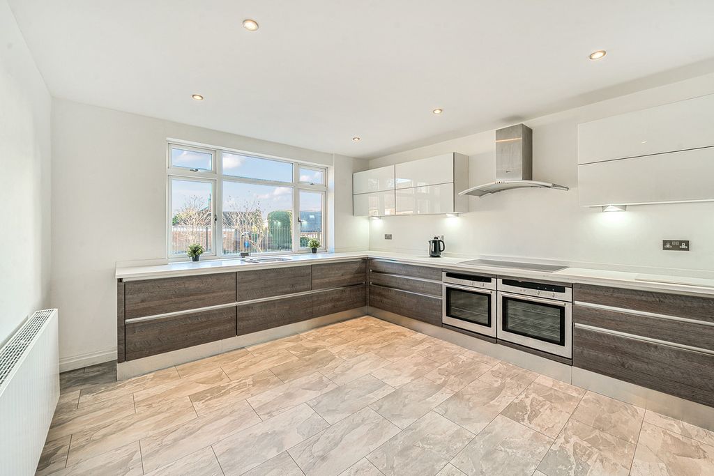 Property photo 2 of 32