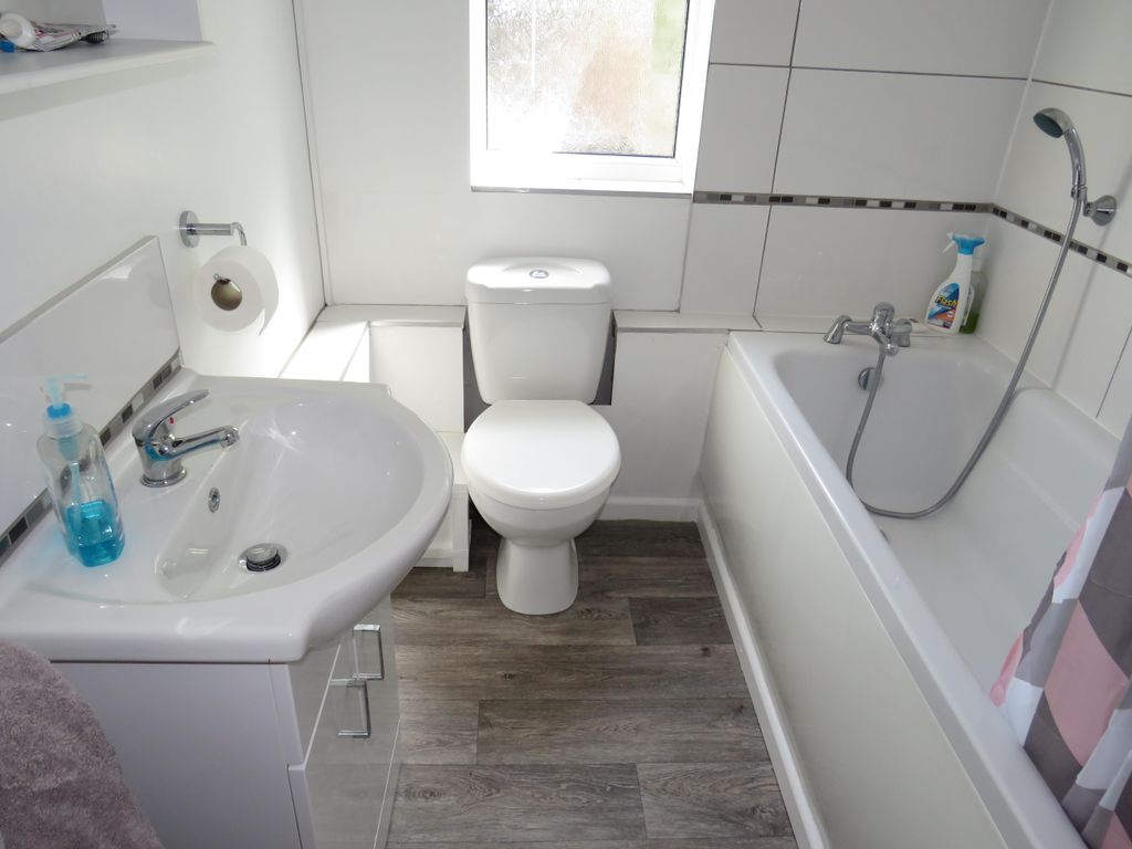 Property photo 3 of 8 Bathroom