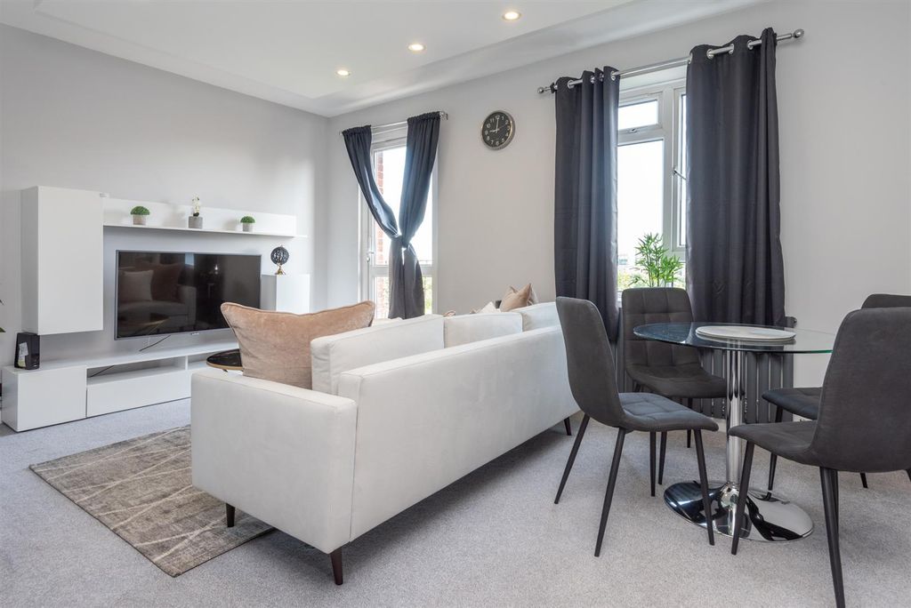 Property photo 2 of 17 09-Flat33-Crowndalecourt.Jpg