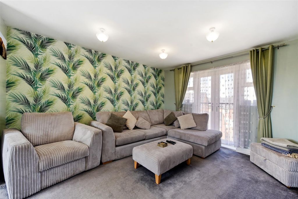 2 bed flat for saleDraper Close, Andover SP11 photo 5