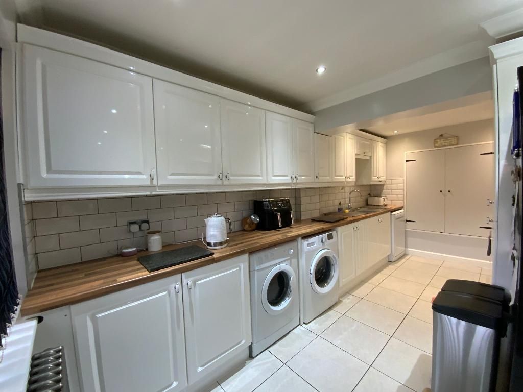 Property photo 3 of 16 L-Shaped Kitchen 17' x 16'4