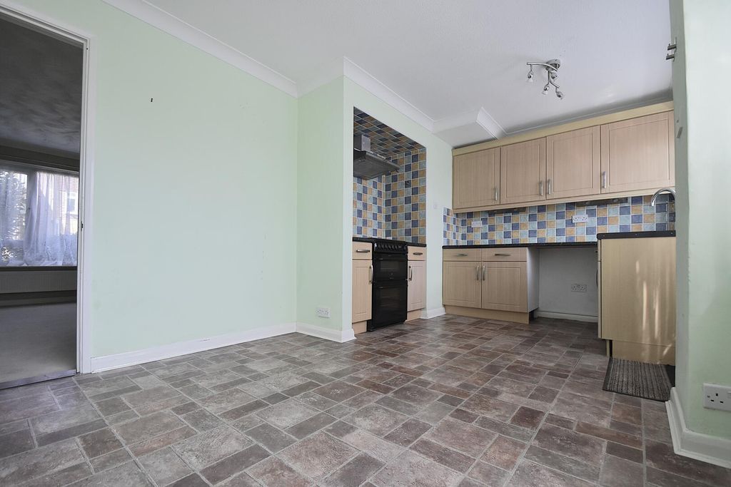 Property photo 3 of 11 Kitchen