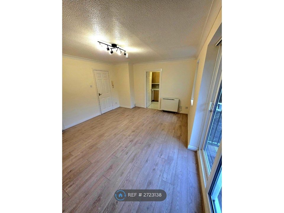 Property photo 3 of 11 Living Room