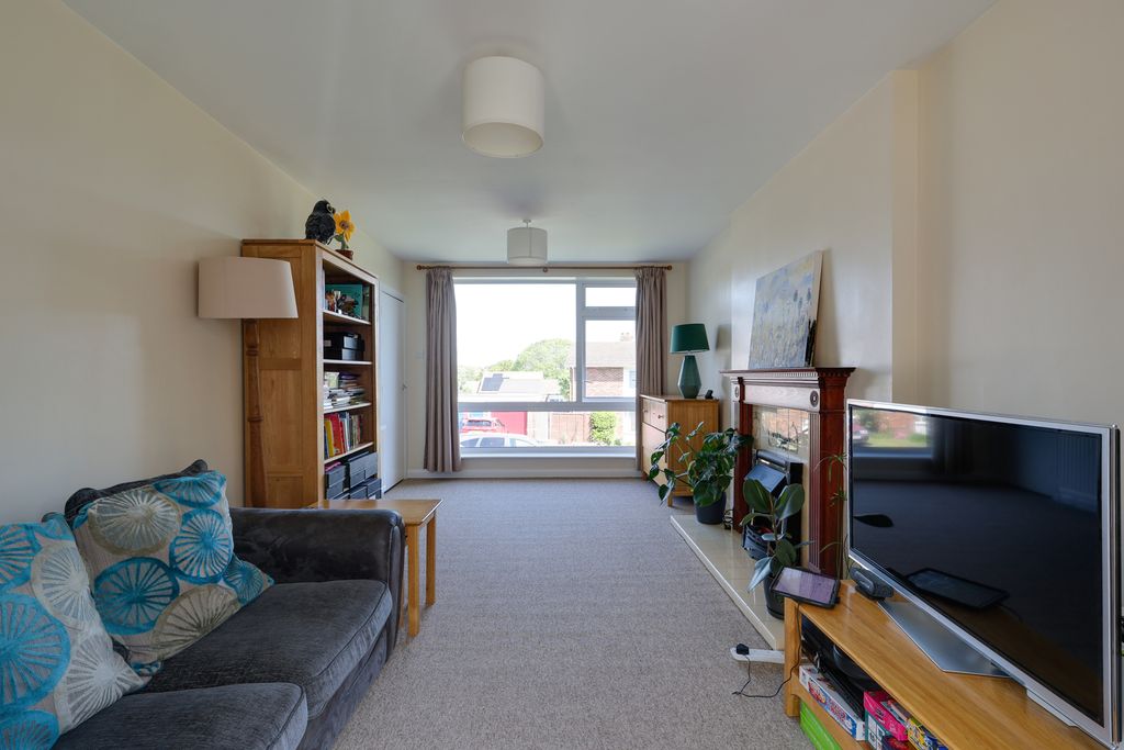 Property photo 3 of 15 Lounge 2/2