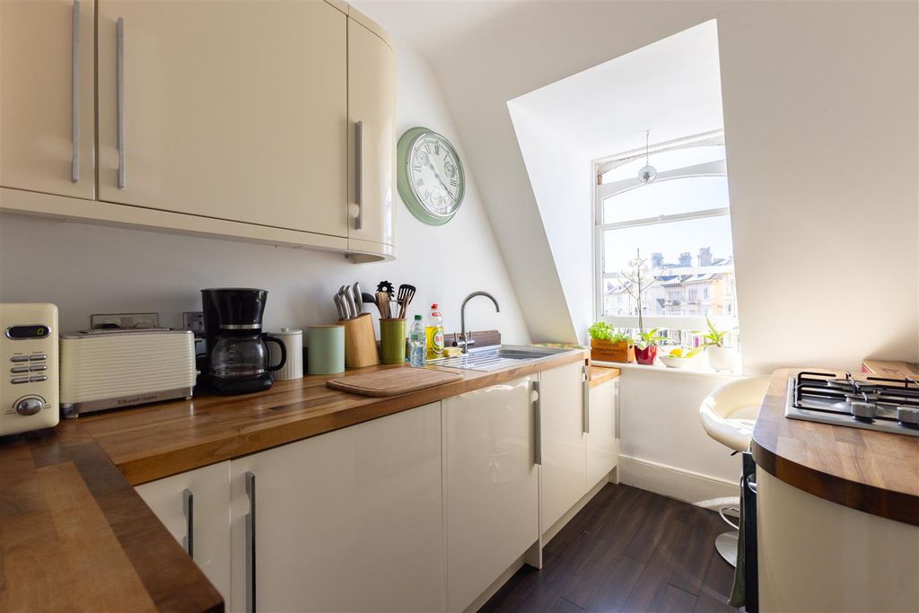 Property photo 3 of 14 Kitchen