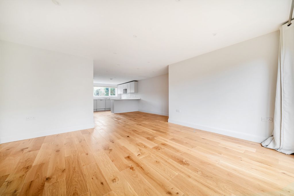 Property photo 3 of 10 1380537-12-69130d...