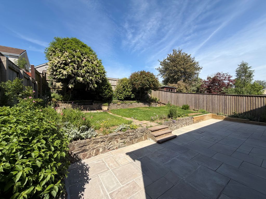 Property photo 2 of 18 Rivers Close - New Garden