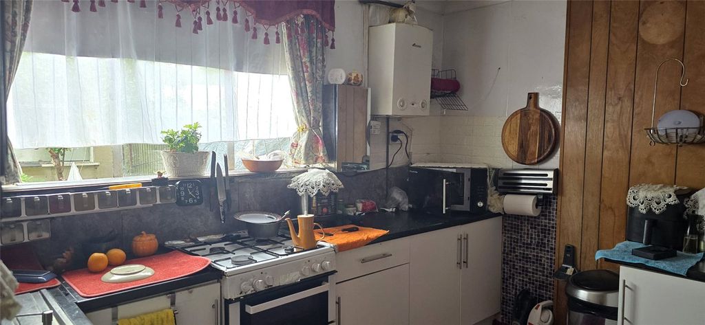 Property photo 3 of 11 Kitchen