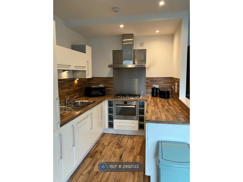 Property photo 3 of 10 Kitchen