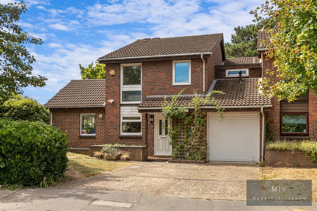 Property photo 1 of 25 Lyndhurst Close 1 MV-25.Jpg