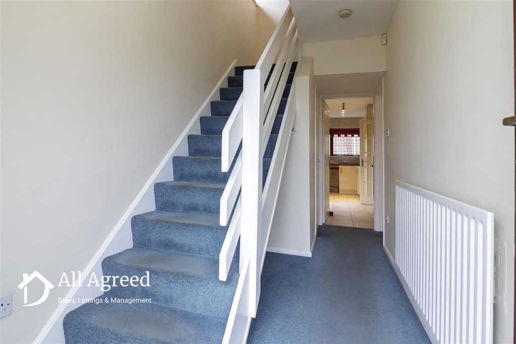 Property photo 2 of 19 Entrance Hall