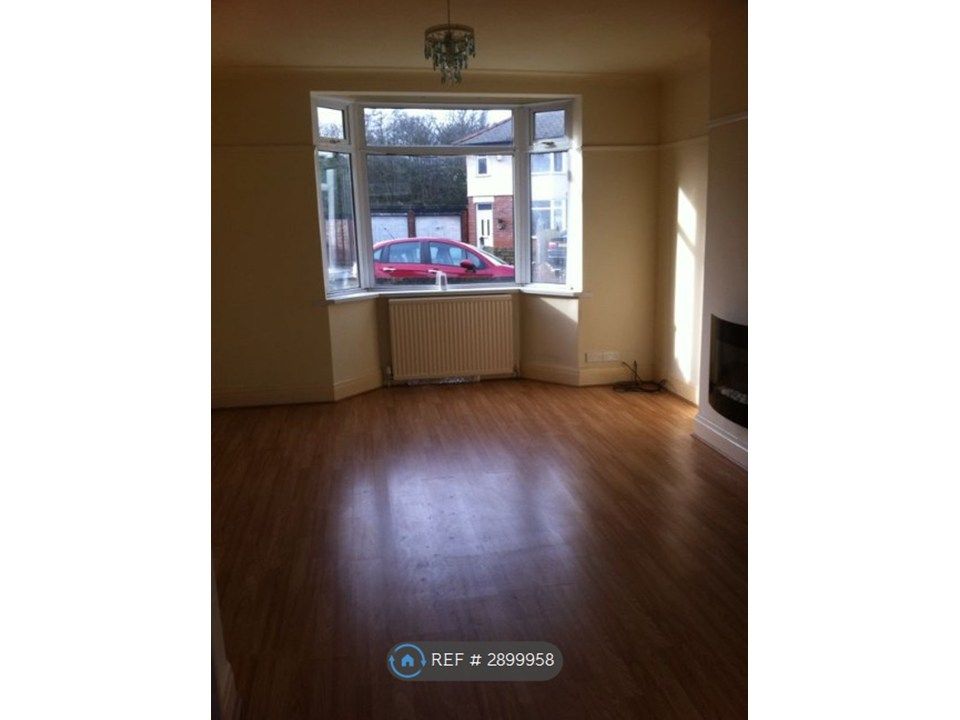 Property photo 2 of 12 Spacious Lounge