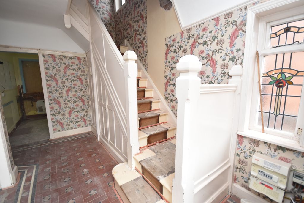 Property photo 2 of 23 Entrance Hall