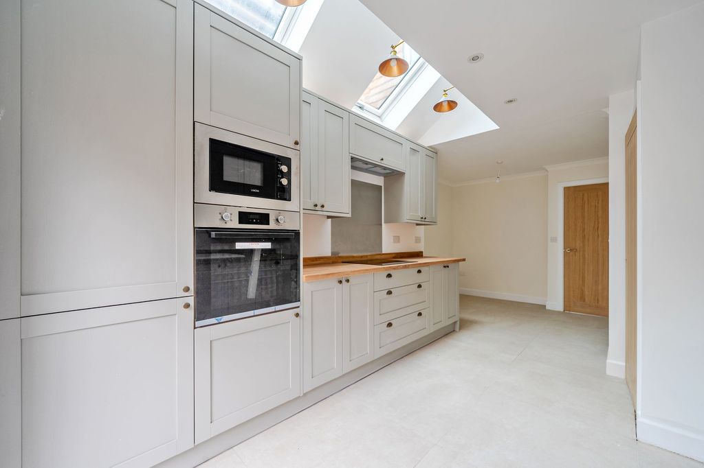 Property photo 2 of 28
