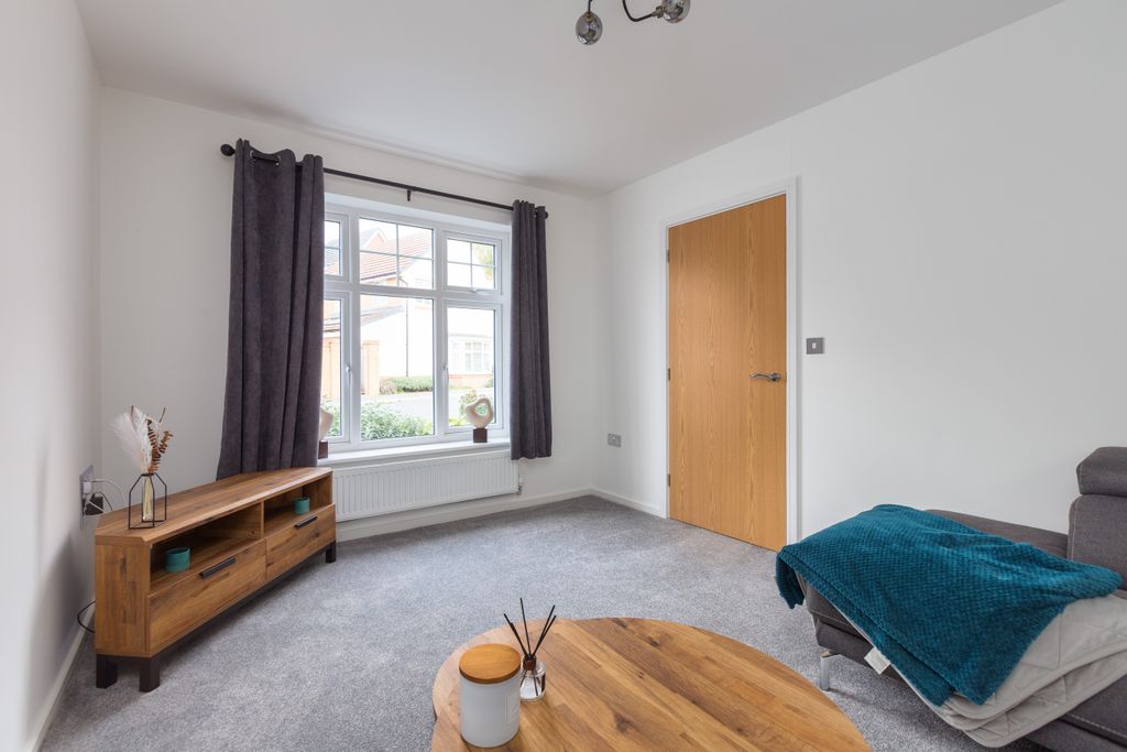 Property photo 3 of 24 82 Spinners Avenue-9