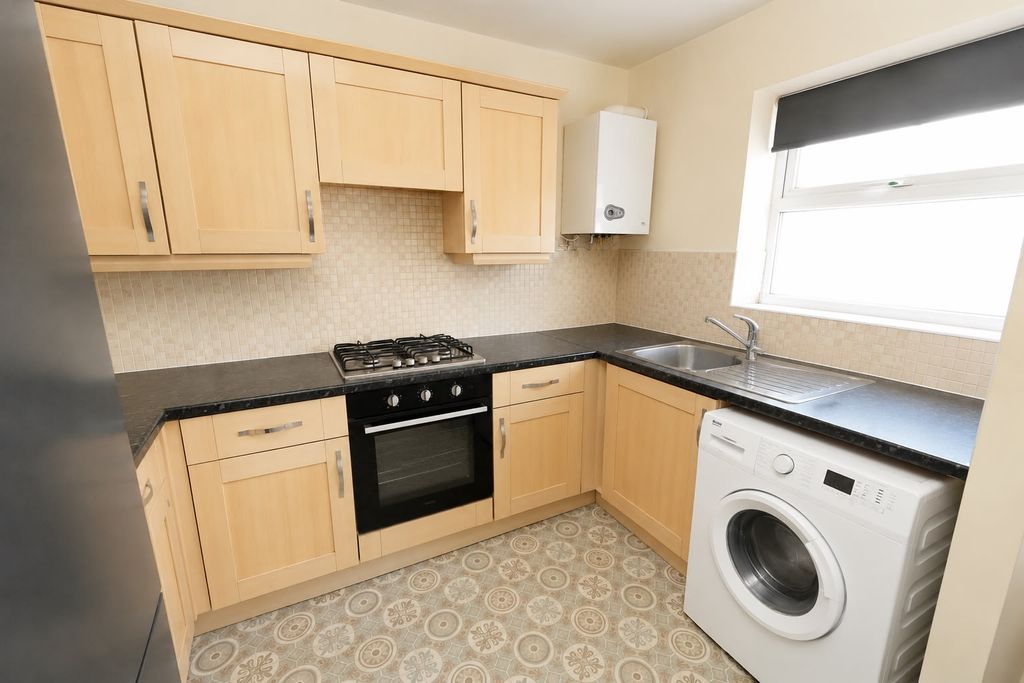 Property photo 3 of 8 Kitchen