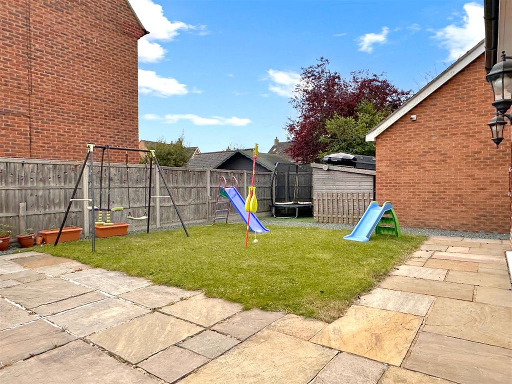 Property photo 3 of 28 Lovely Rear Garden 718