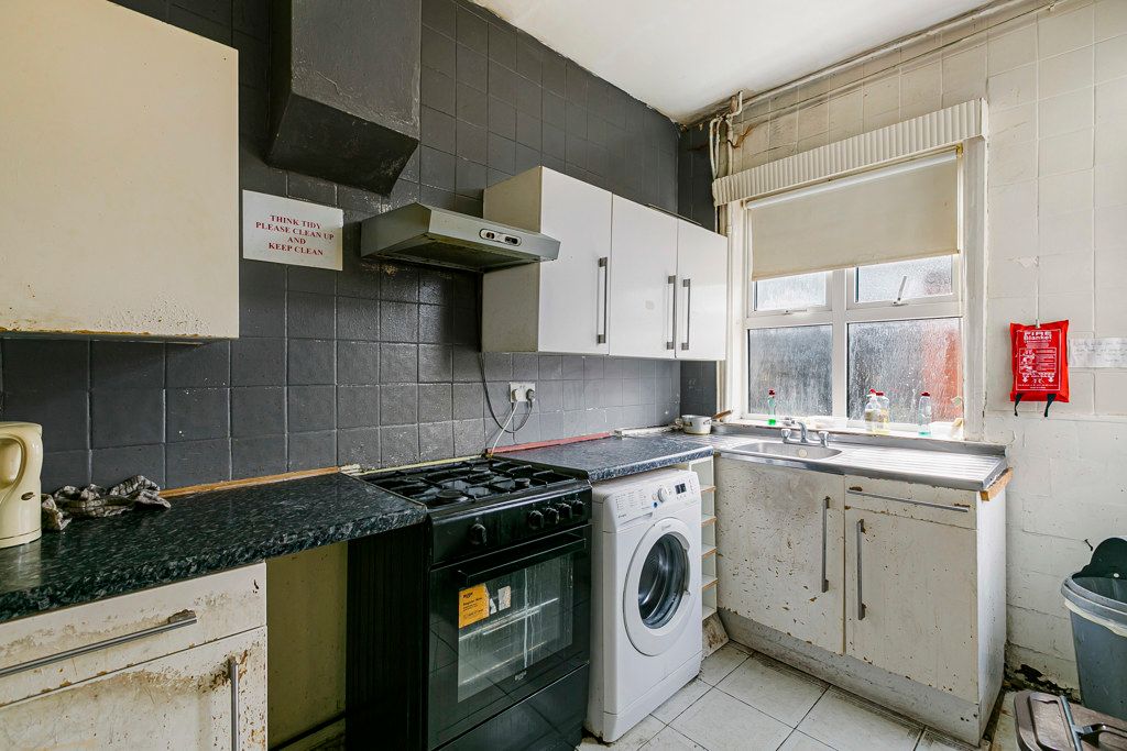 Property photo 3 of 18 Kitchen