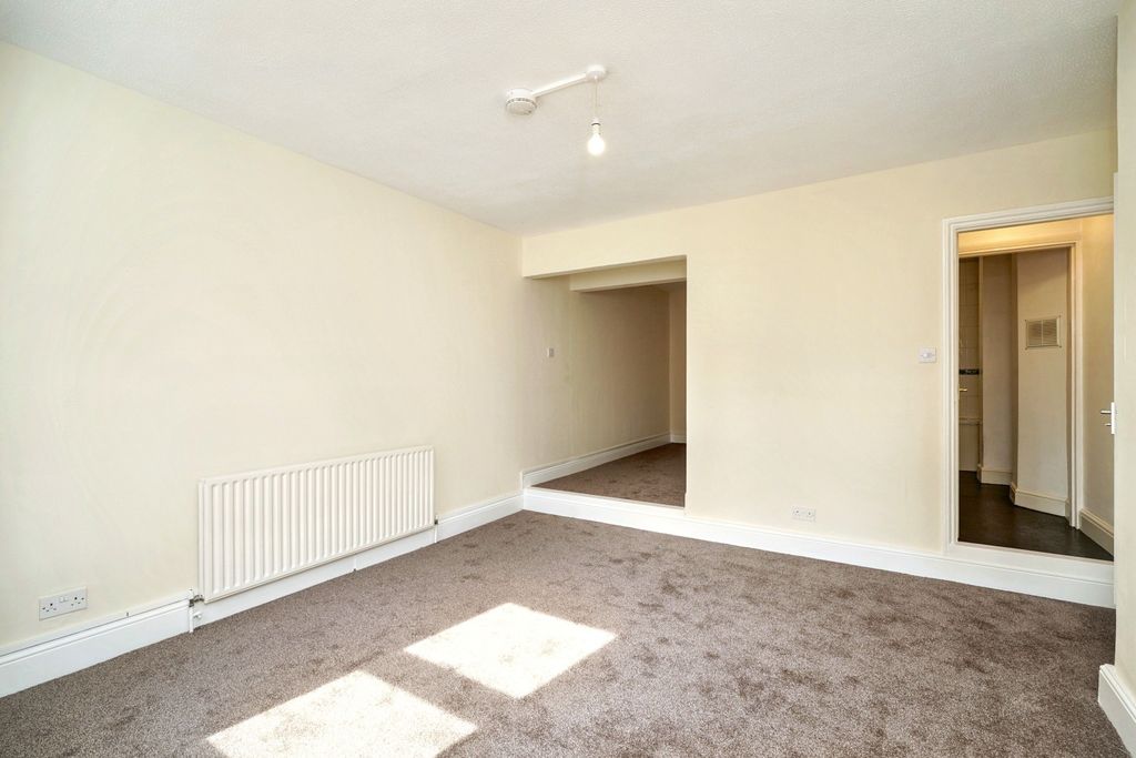 Property photo 2 of 15 9B Farningham Road, Caterham, Cr3 6Ll