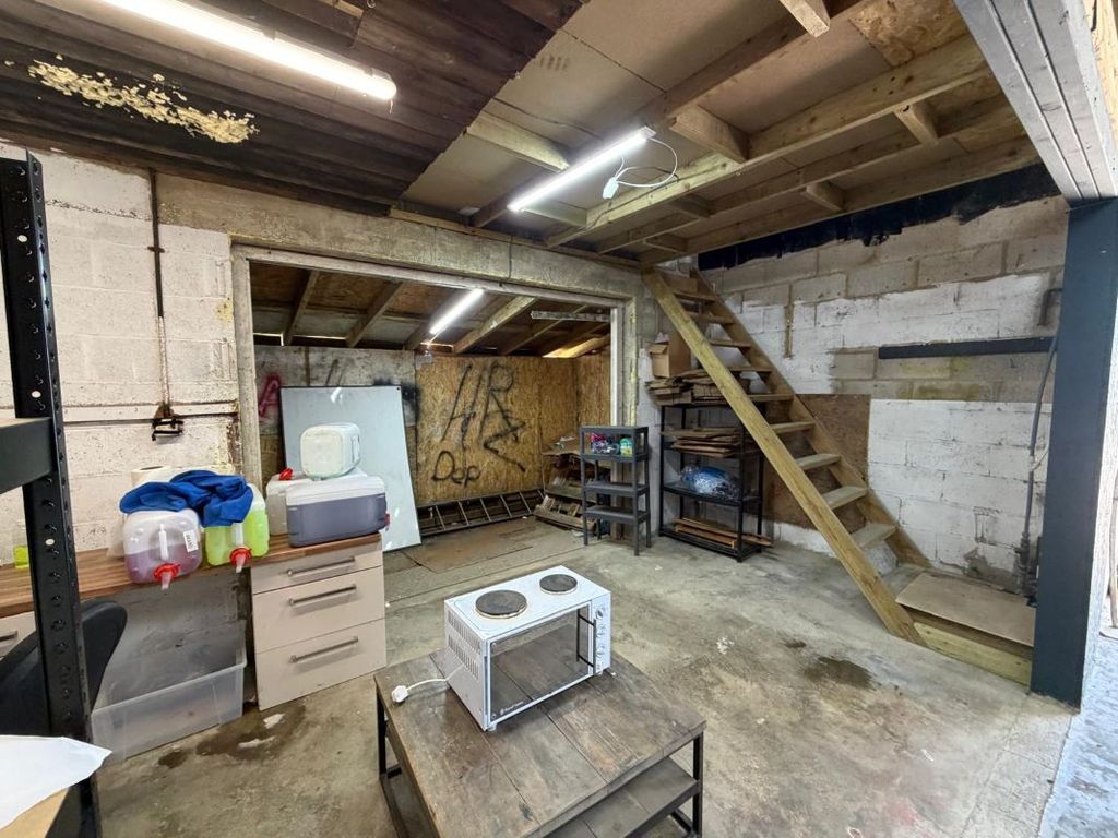Property photo 3 of 25