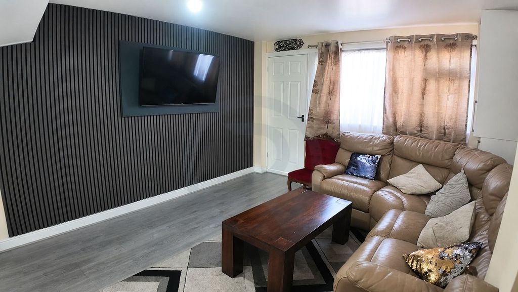 Property photo 2 of 7 Lounge