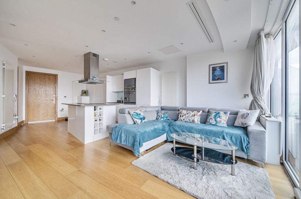 Property photo 3 of 16 1400849-10-696E54...