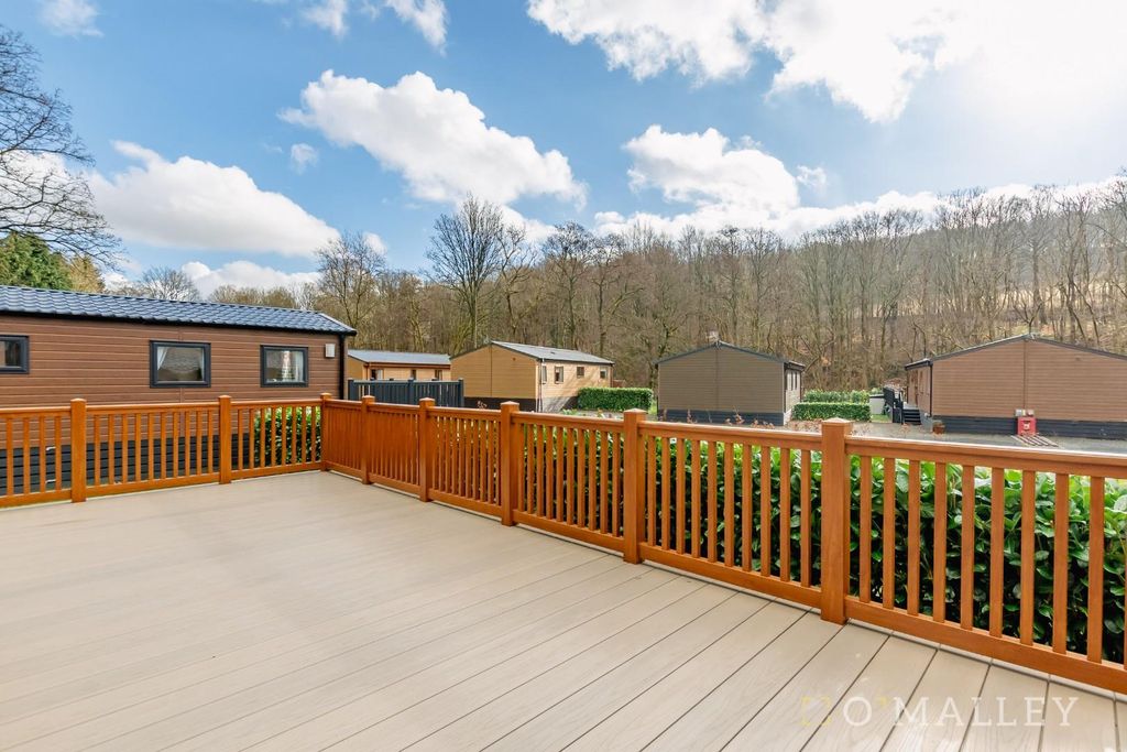 Property photo 3 of 16 Woodland View 5