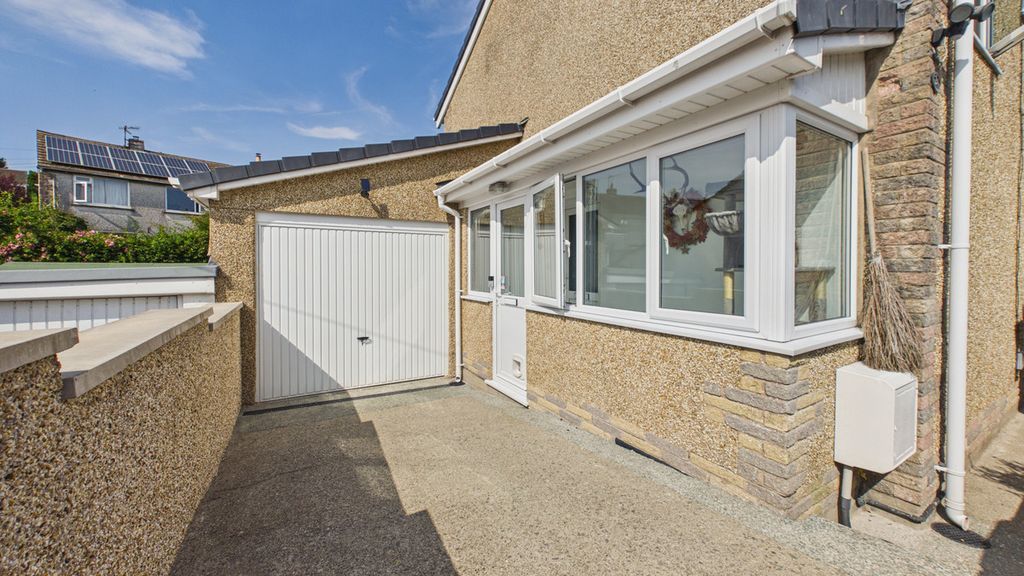 Property photo 2 of 25