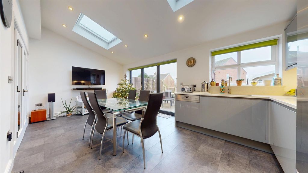 Property photo 3 of 34 Eagle Crescent Kitchen