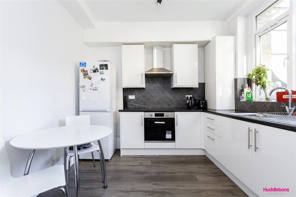 Property photo 3 of 14 37A Chalton Street -2.Jpg