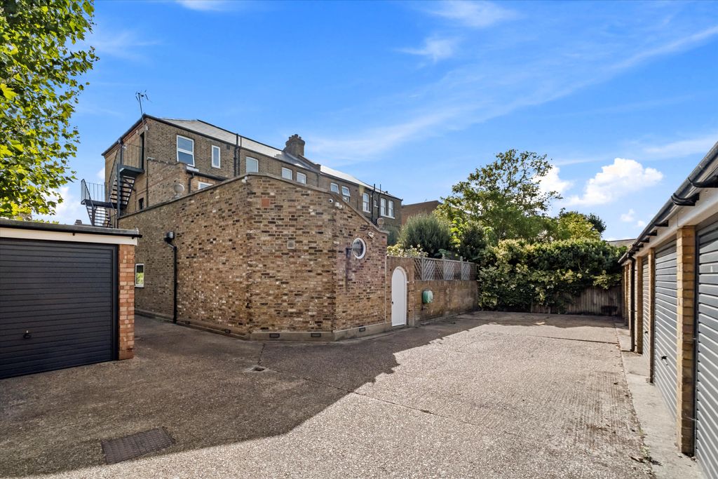 Property photo 3 of 19 Image