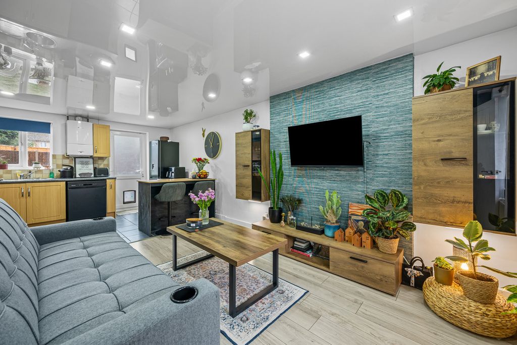 Property photo 2 of 21