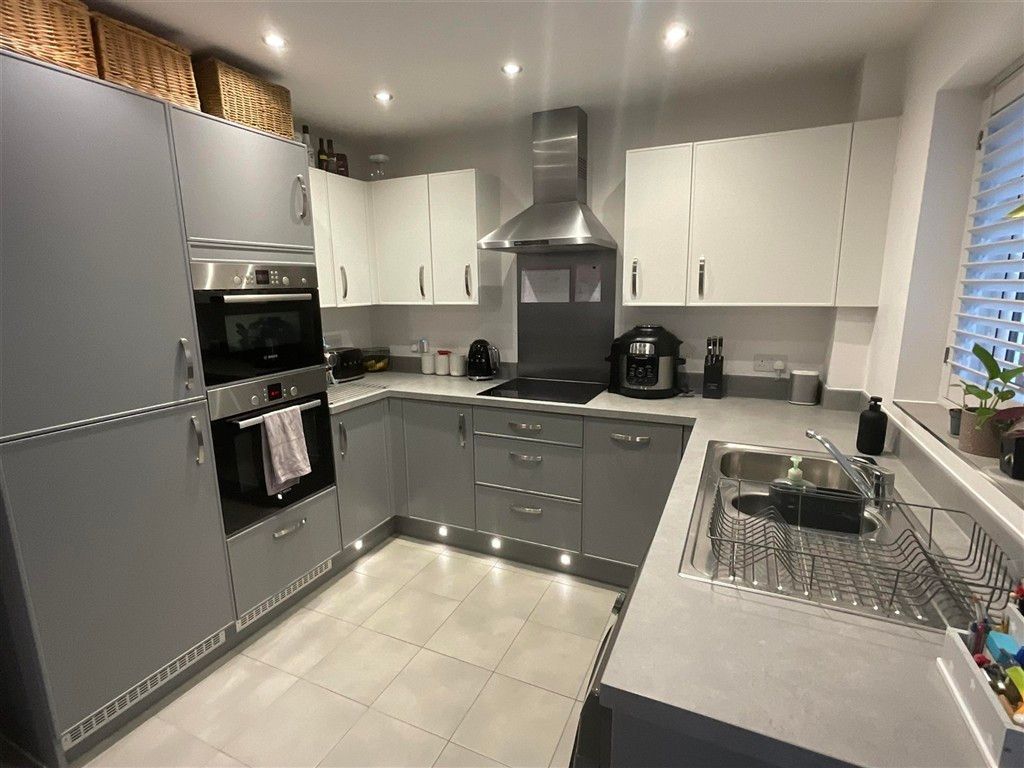 Property photo 3 of 10 Kitchen