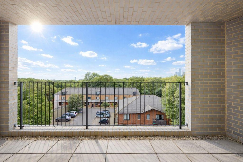 Property photo 1 of 10 Manchester Road, E14, For Sale By Barrain London