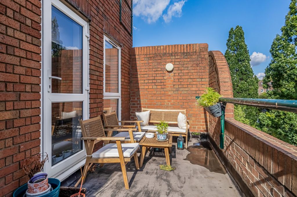 Property photo 3 of 11 Balcony