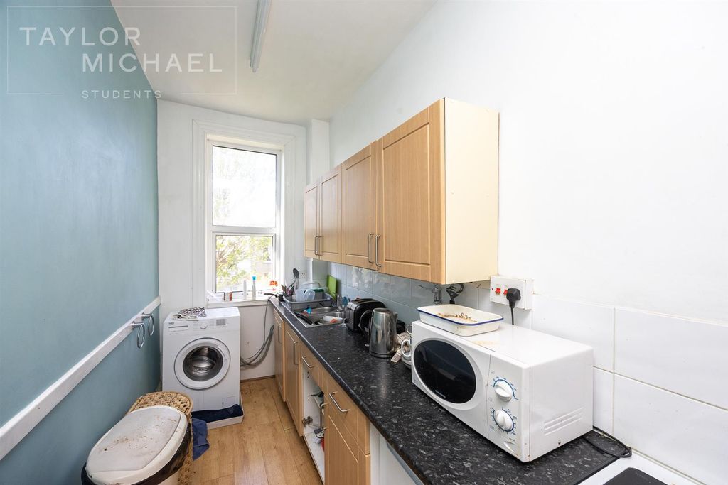 Property photo 2 of 10 Kitchen