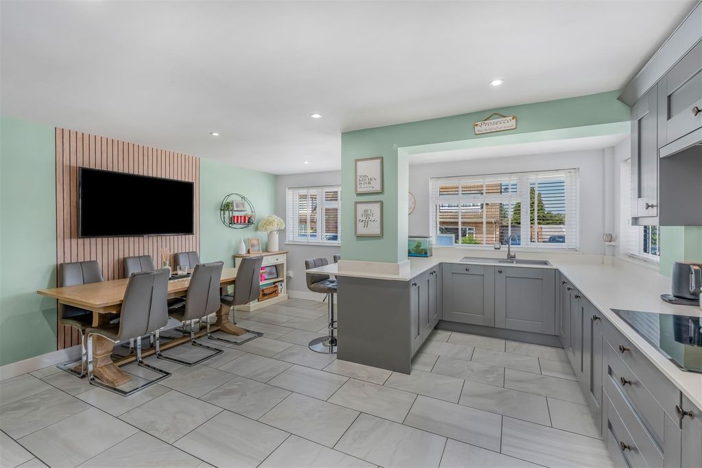 Property photo 3 of 24 17 Thornhill, Chacombe-7.Jpg