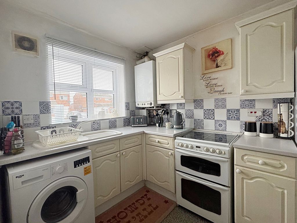 Property photo 3 of 10 Kitchen