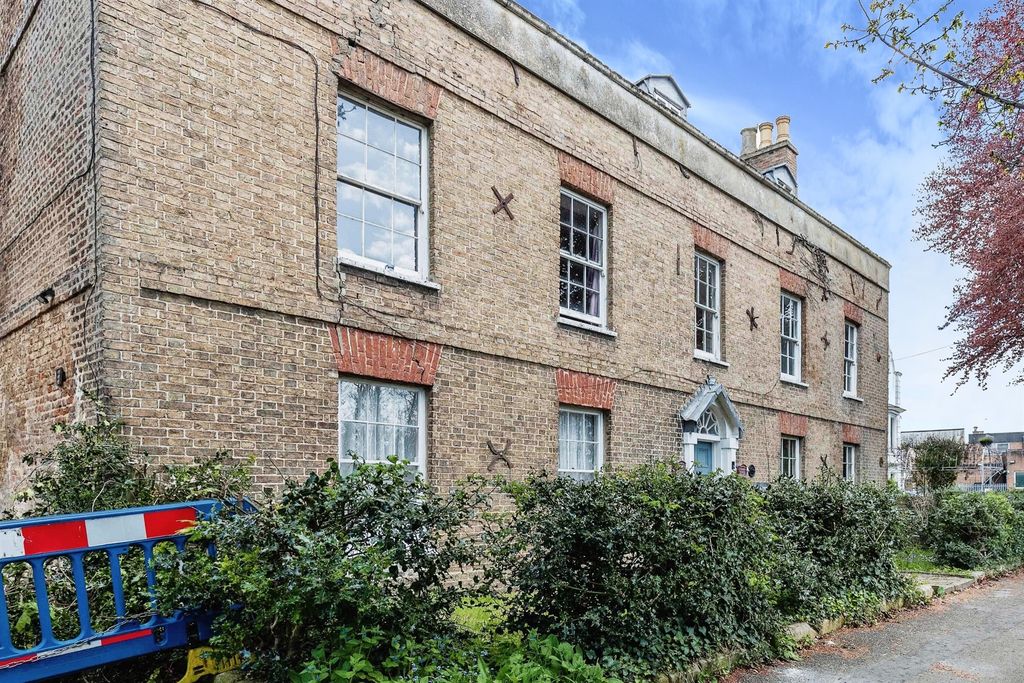 Property photo 1 of 11 Front