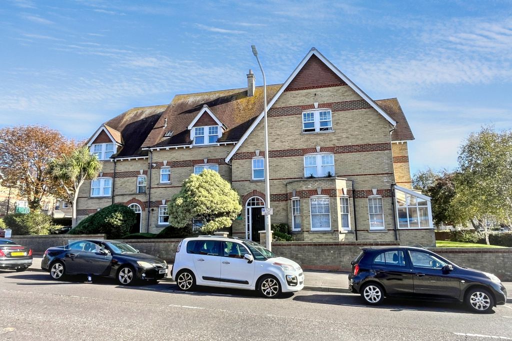 Property photo 1 of 10 Flat 3 Melcombe Court, Melcombe Avenue, Weymouth, Dorset, DT4 7th